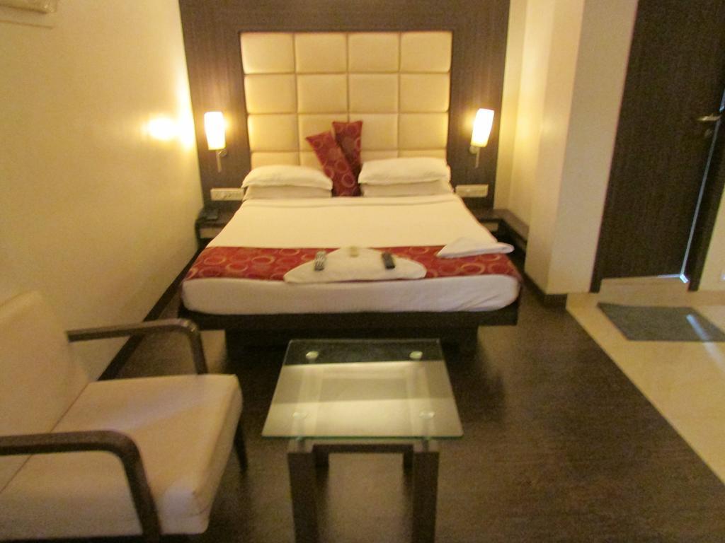 Hotel Mourya Residency Thane Buitenkant foto