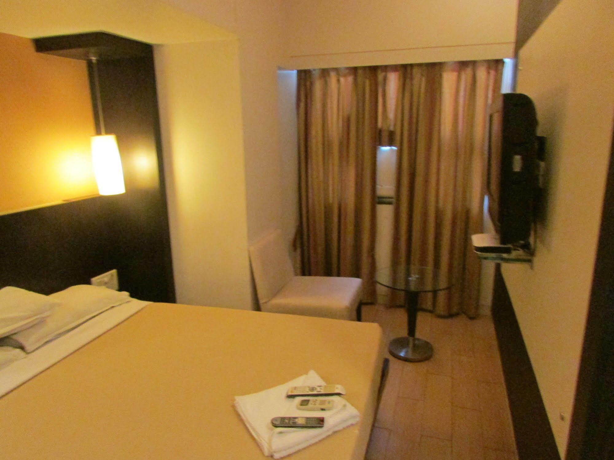 Hotel Mourya Residency Thane Buitenkant foto