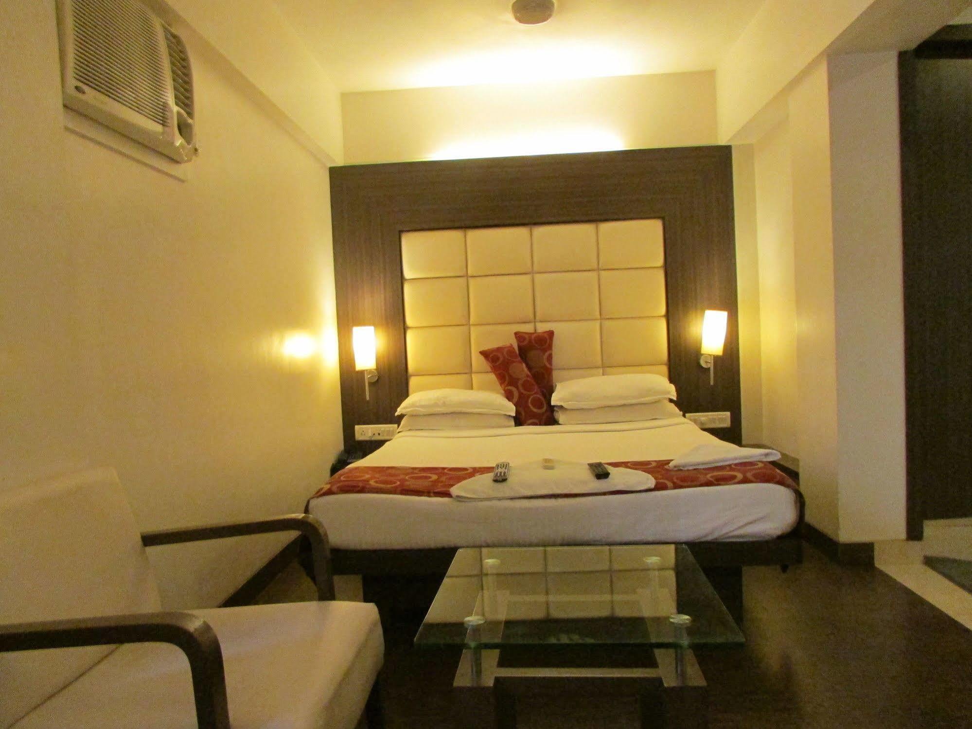Hotel Mourya Residency Thane Buitenkant foto