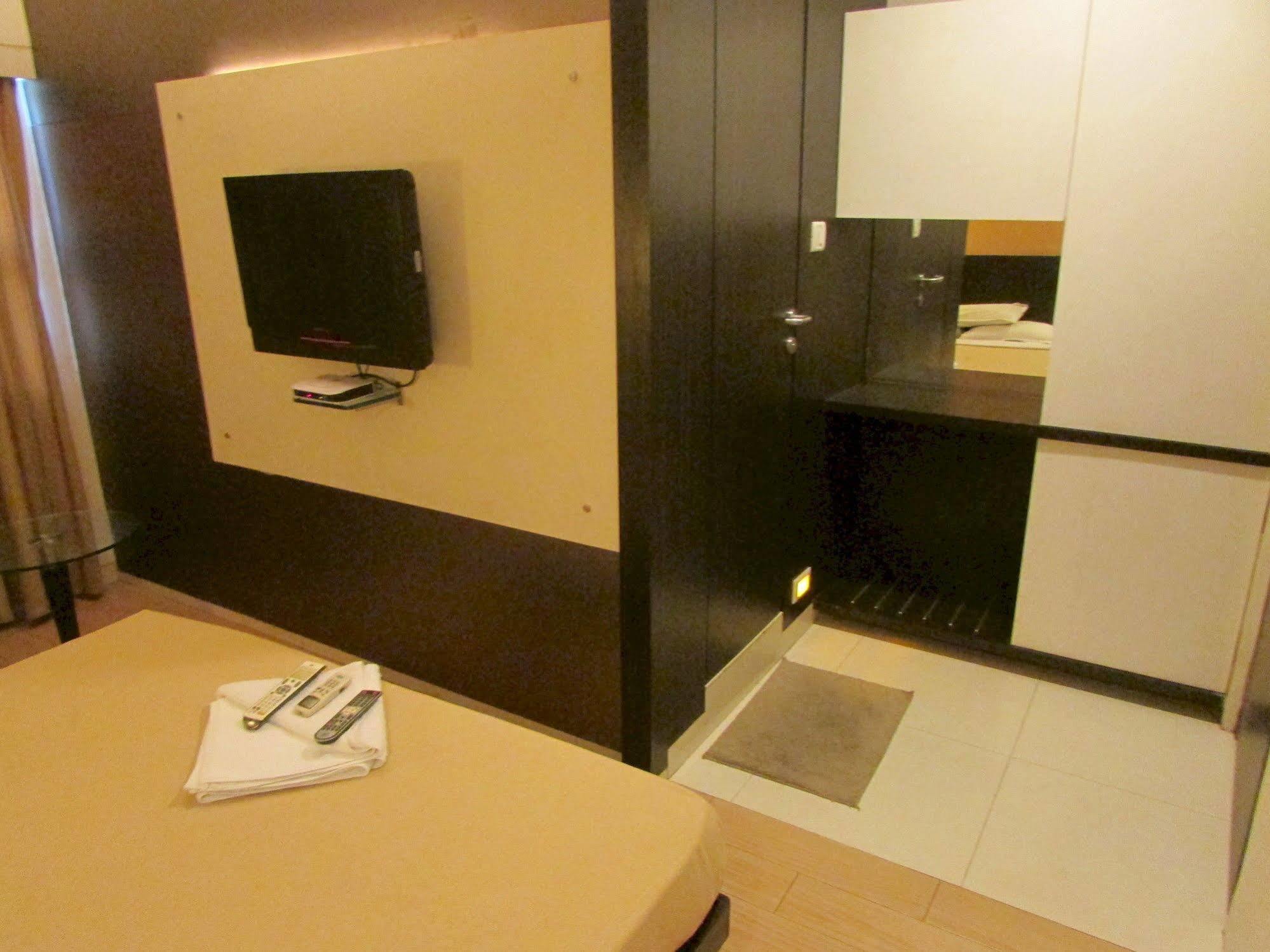 Hotel Mourya Residency Thane Buitenkant foto
