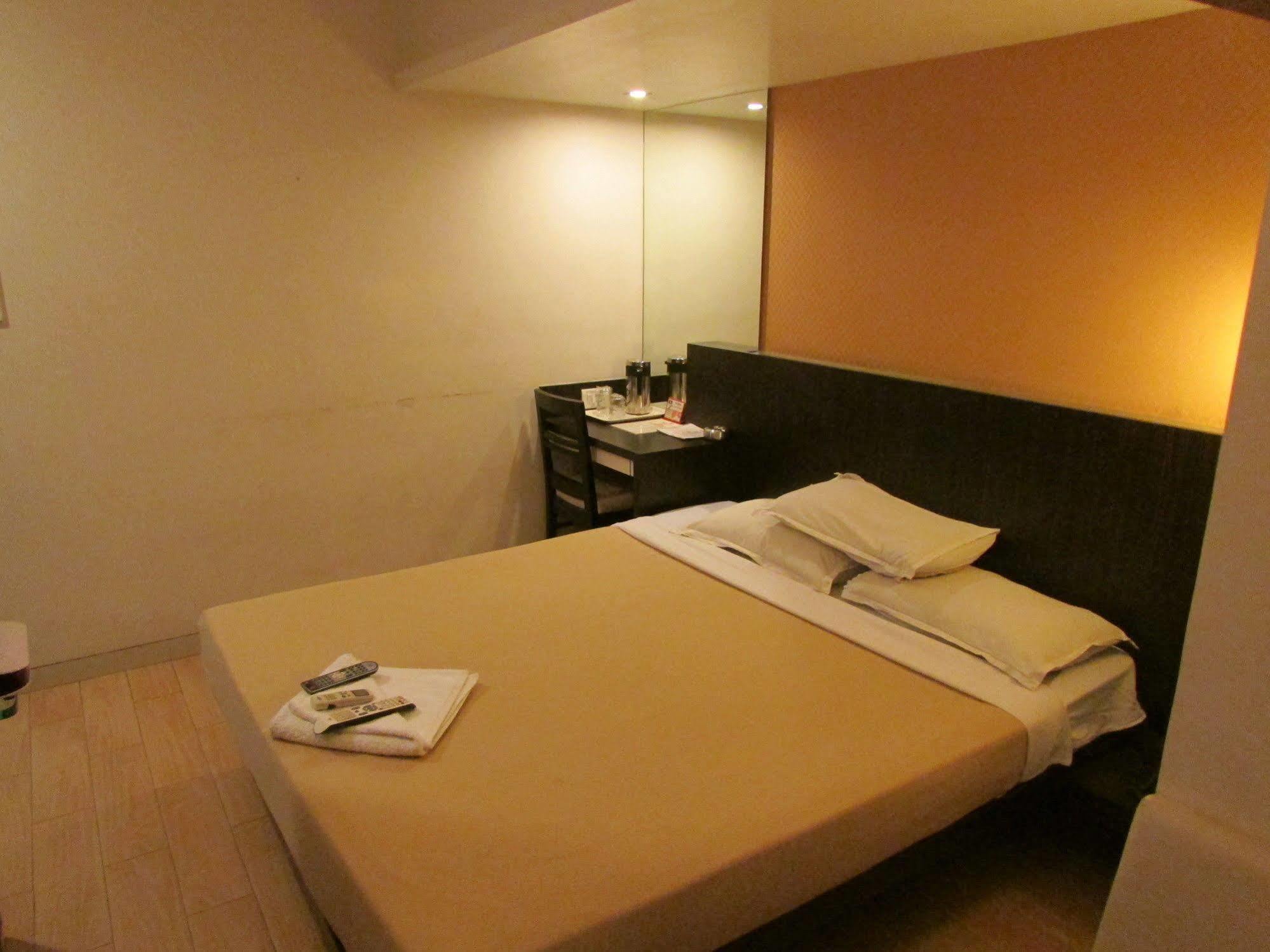 Hotel Mourya Residency Thane Buitenkant foto