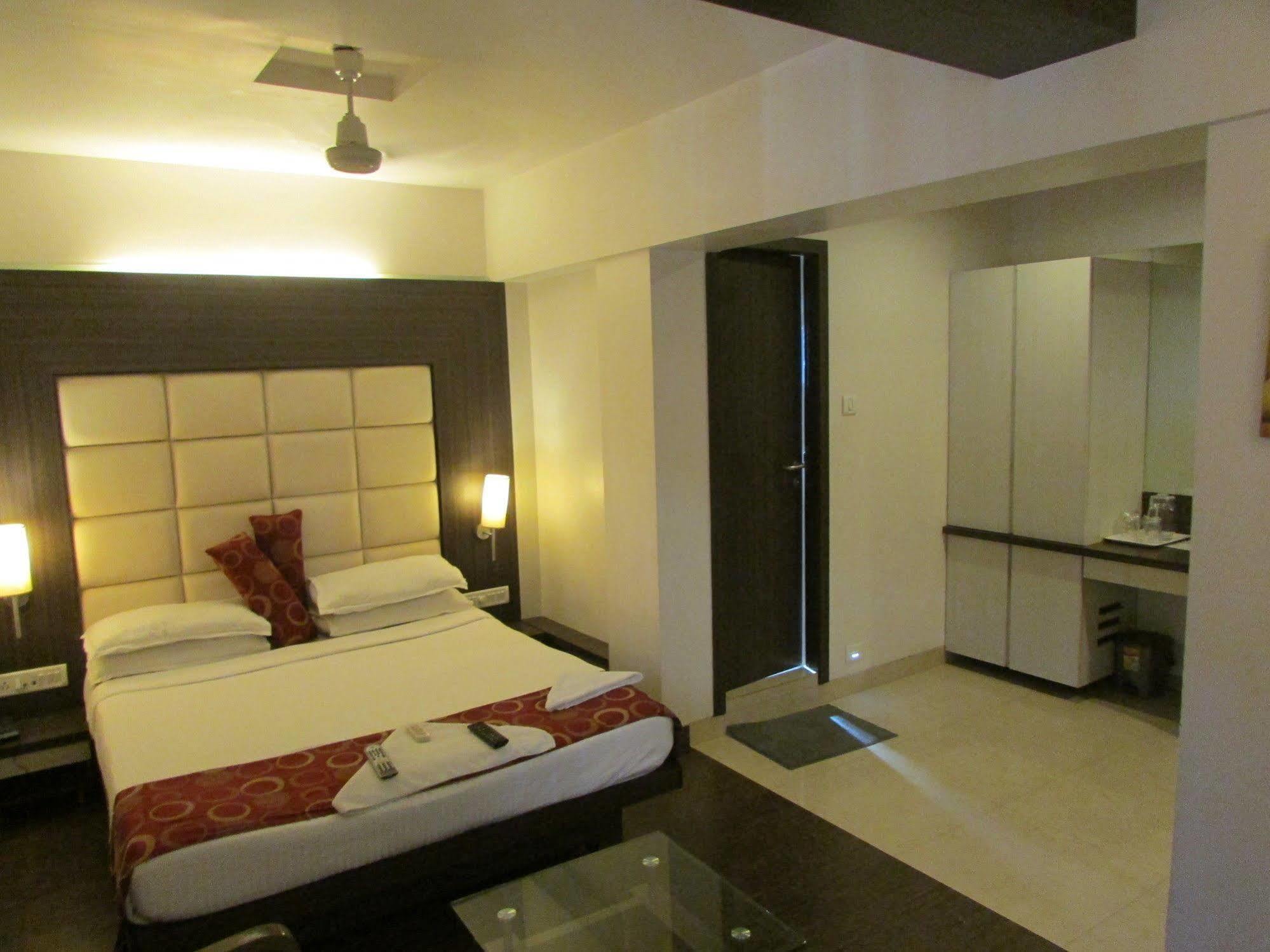 Hotel Mourya Residency Thane Buitenkant foto