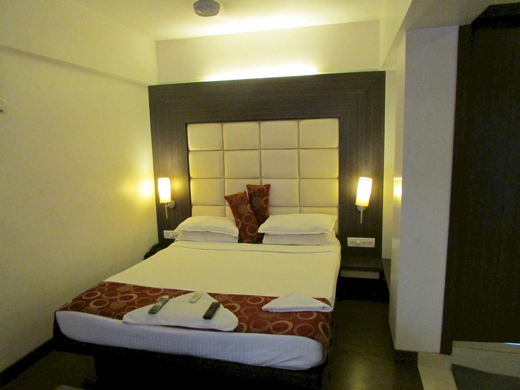 Hotel Mourya Residency Thane Buitenkant foto